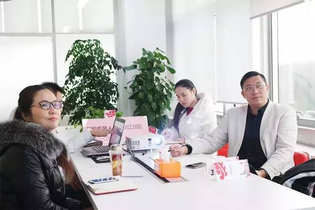 東方龍商務(wù)成功舉辦德國醫(yī)療器械投資選址項目、創(chuàng)客空間配套項目、智能機器人項目的政府對接會