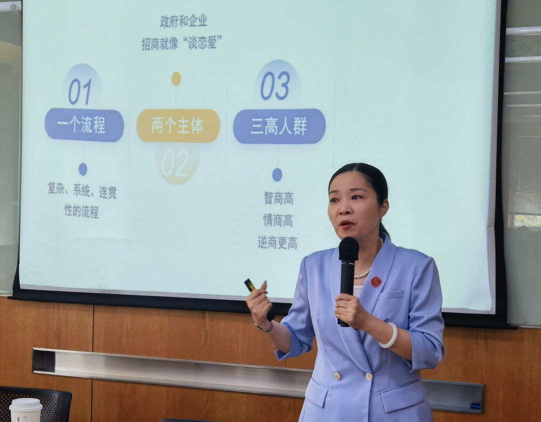 開講啦！集團(tuán)董事長/CEO陳谷音走進(jìn)上海交通大學(xué)講堂，為廣東海珠區(qū)石溪聯(lián)社考察團(tuán)做專業(yè)招商實(shí)戰(zhàn)培訓(xùn)