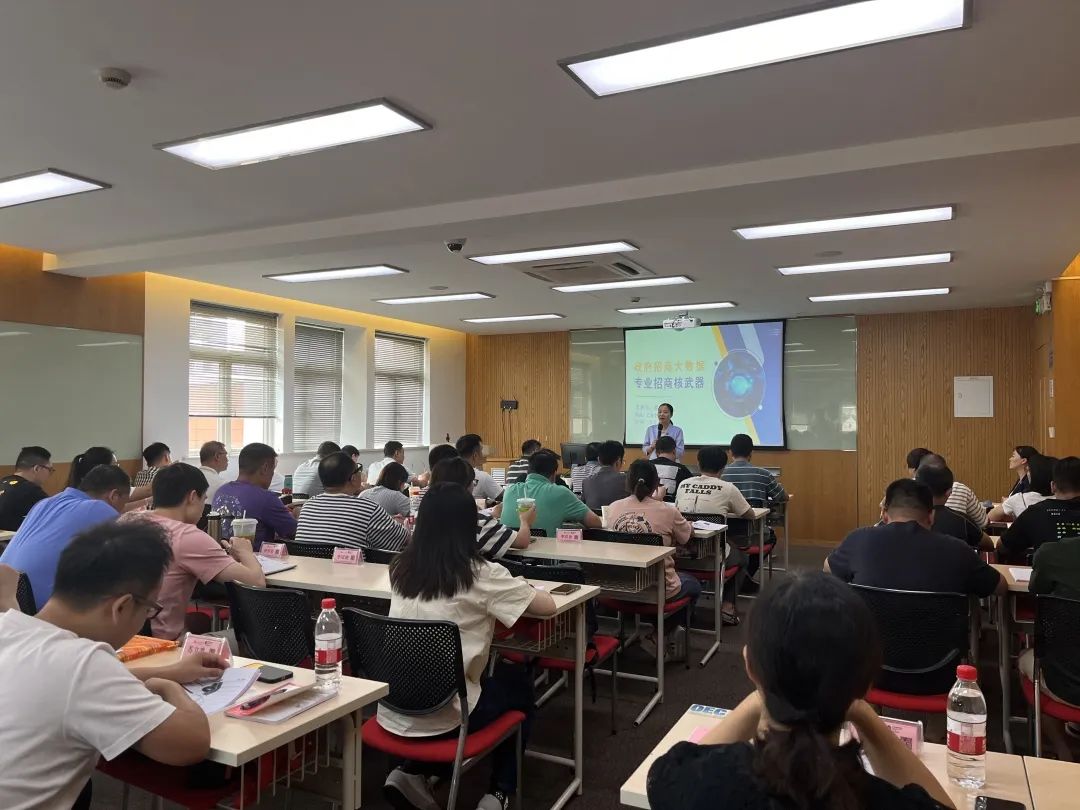 開講啦！集團(tuán)董事長/CEO陳谷音走進(jìn)上海交通大學(xué)講堂，為廣東海珠區(qū)石溪聯(lián)社考察團(tuán)做專業(yè)招商實(shí)戰(zhàn)培訓(xùn)
