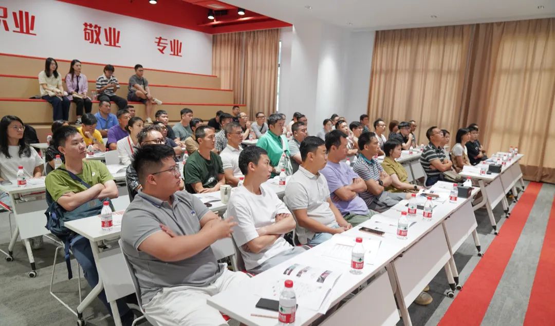 開講啦！集團(tuán)董事長/CEO陳谷音走進(jìn)上海交通大學(xué)講堂，為廣東海珠區(qū)石溪聯(lián)社考察團(tuán)做專業(yè)招商實(shí)戰(zhàn)培訓(xùn)